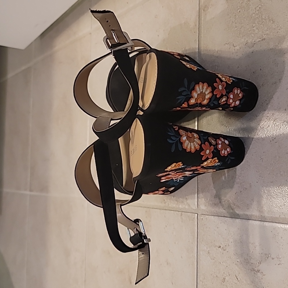 Sandals - Picture 3 of 3